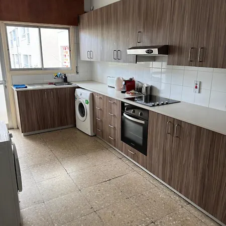 River Court, Flat 8 Daire *